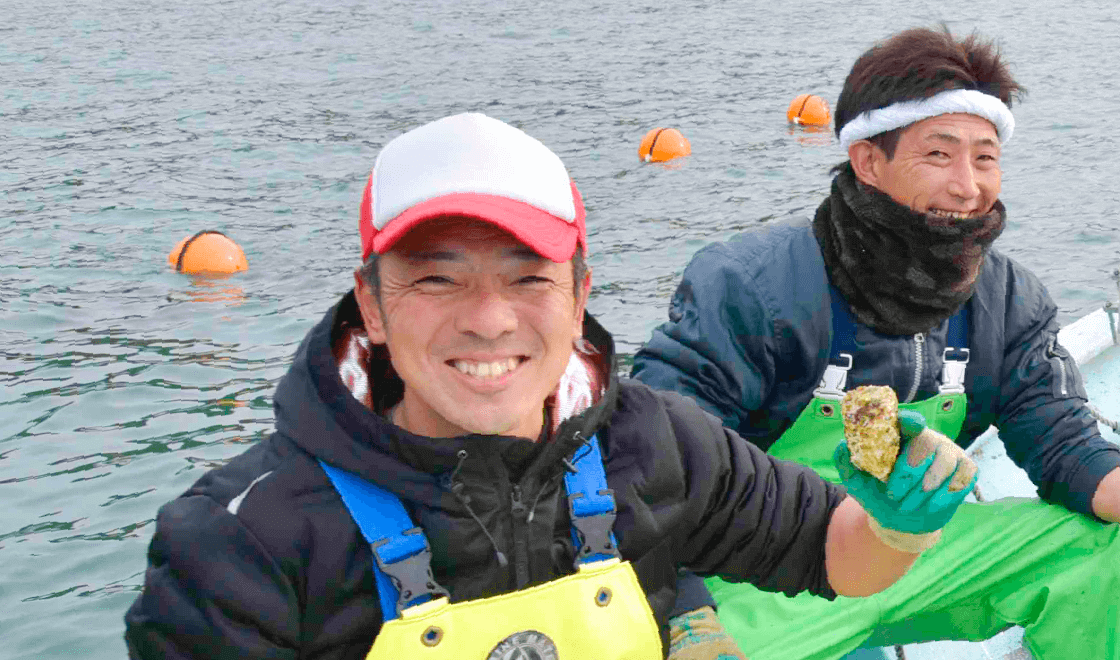 朋輩牡蠣-沖の荒波の中でもまれて美味しくなります